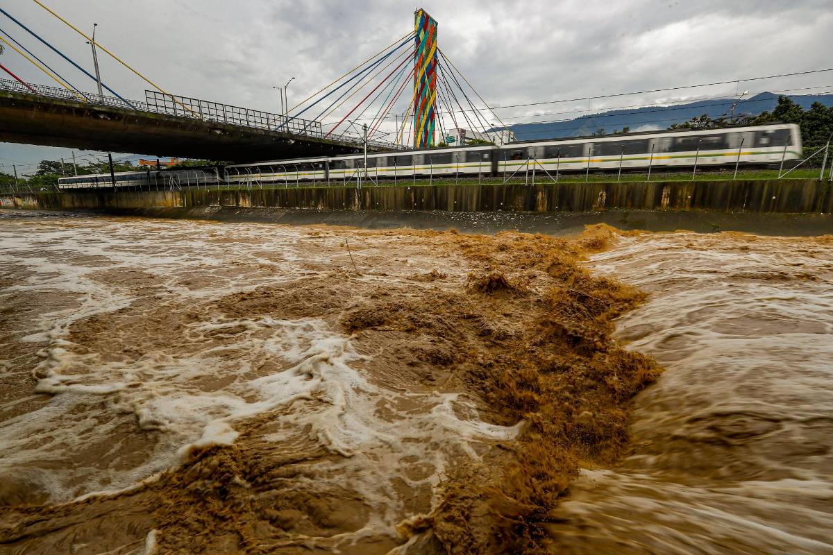 Hace una década se necesitaban 15 aguaceros para 100 mm de lluvia; está cantidad cae hoy en solo 10 aguaceros. Se pronostica que para el 2040 la temperatura en el Valle de Aburrá aumentaría 0,86 grados. Foto Manuel Saldarriaga 