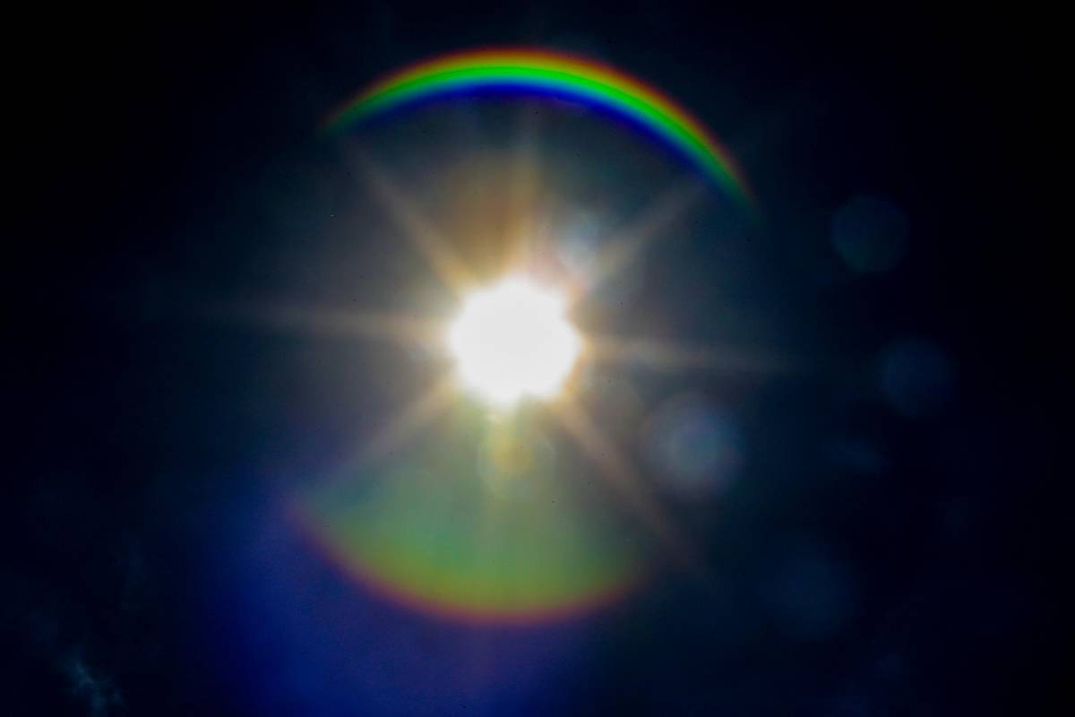 Los halos solares se forman cuando en días soleados la luz de nuestra estrella atraviesa un tipo de nubes conocidas como cirrostratos, que se encuentran sobre los 6 kilómetros de altura. Ellas tienen microcristales de hielo que actúan como pequeños prismas, descomponiendo la luz blanca en los colores del arcoíris. FOTO: Jaime Pérez
