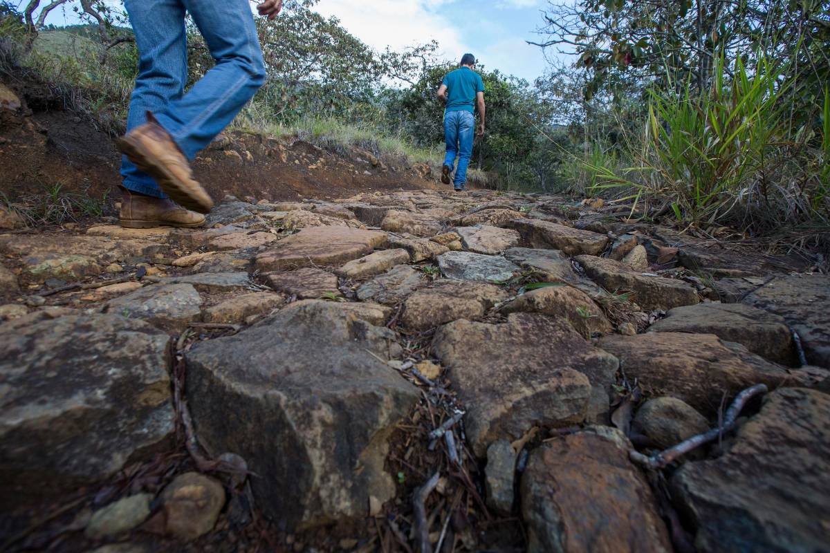 Los caminos históricos y las rocas que fueron talladas para usarse en su construcción. Foto : Manuel Saldarriaga