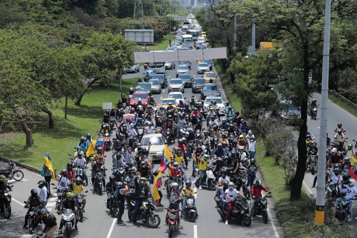 Los motociclistas también se suman a participar en las marchas. Esta es la Autopista Sur con calle 10. Foto: Carlos Velásquez