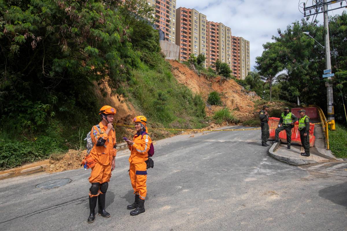 Los habitantes de Atavanza en Rodeo Alto señalaron que otro deslizamiento de menor medida está comprometiendo las torres 2 y 3. Foto: Carlos Velásquez