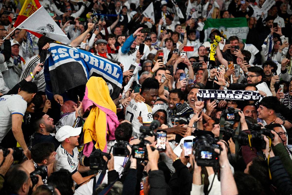 Vinícius Júnior, quien anotó el segundo gol de la victoria, celebró con los aficionados que llegaron a Wembley para la final. FOTO GETTY 