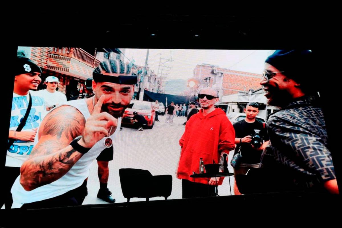 Durante el lanzamiento, Maluma Blessd compartieron los vídeos de las canciones, algunos grabados en Barrio Antioquia, cuando Ronaldinho estuvo de visita en Medellín, para el partido de las estrellas que organizó Blessd. Foto Esneyder Gutiérrez.