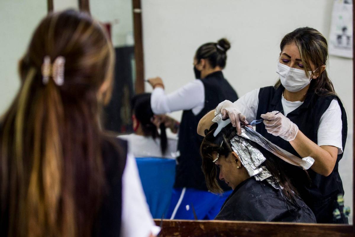 Con citas previas, las internas de la cárcel El Pedregal, hacen uso de las peluquerías que son manejadas por ellas mismas. FOTO: Julio César Herrera