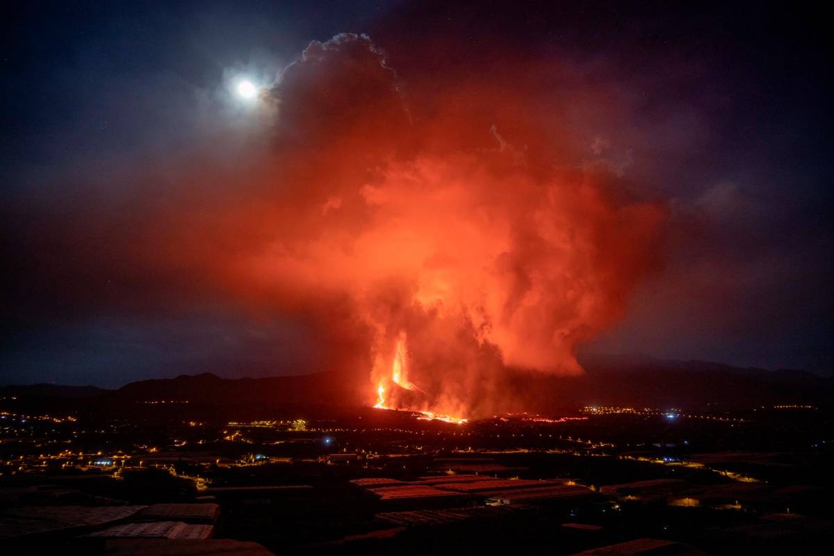El Volcán de la palma ahora tiene dos bocas de lava. FOTO: GETTY