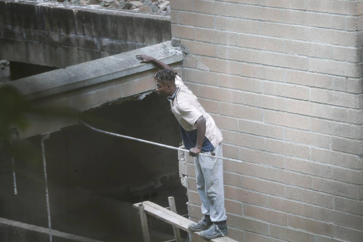 Diariamente llegan personas a desmantelar lo poco que queda del edificio. Foto: Esneyder Gutiérrez. 