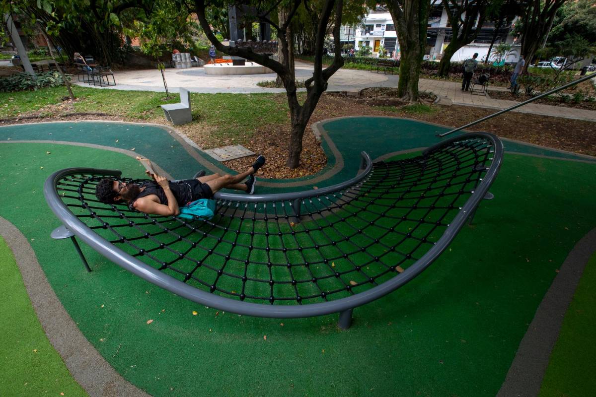 El renovado segundo parque de Laureles ofrece espacios para disfrutar en familia. Foto: Edwin Bustamante