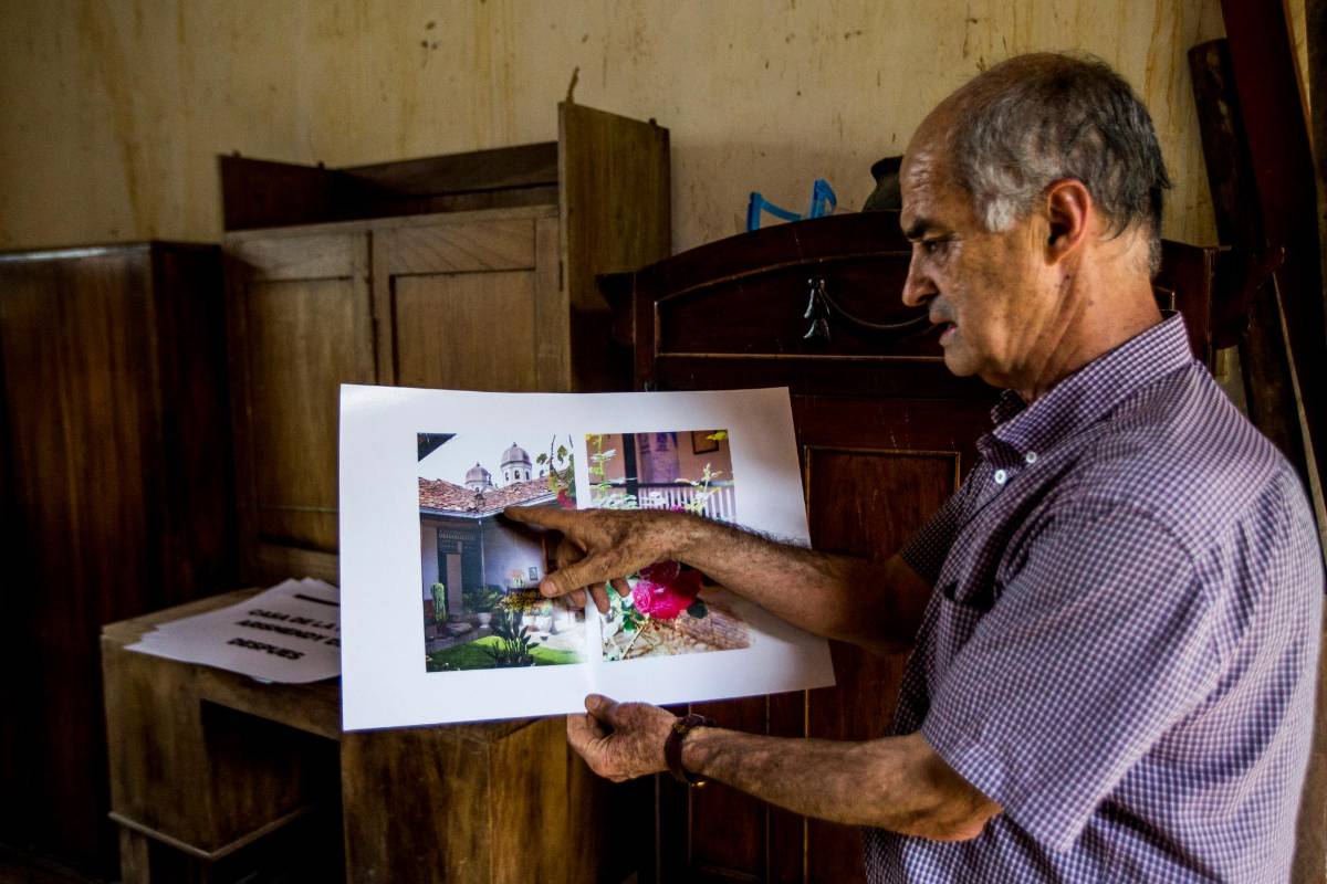 Jaime Arismendy armo un libro: La historia de una familia en que cumplió el testimonio fotográfico del daño a su casa. FOTO: JULIO CÉSAR HERRERA
