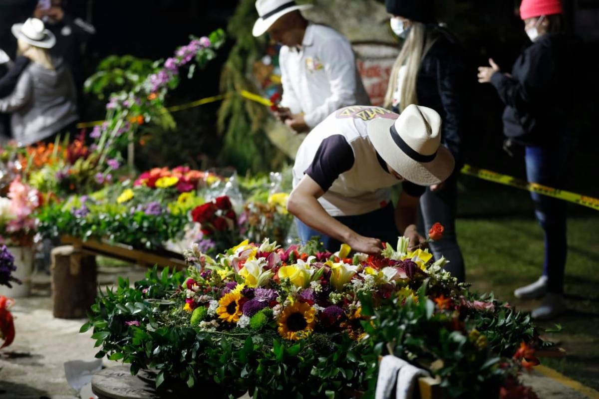Miles de flores fueron puestas en las estructuras de madera durante la noche para evitar que se marchiten antes del desfile. Foto: Camilo Suárez