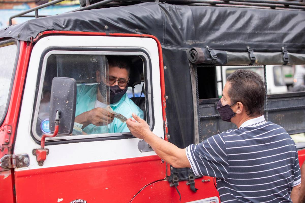 Según el conductor Horacio Sánchez “nos toca usar estos carros porque una camioneta nueva no es capaz de cargar lo que uno lleva en estos” . Foto: Carlos Velásquez
