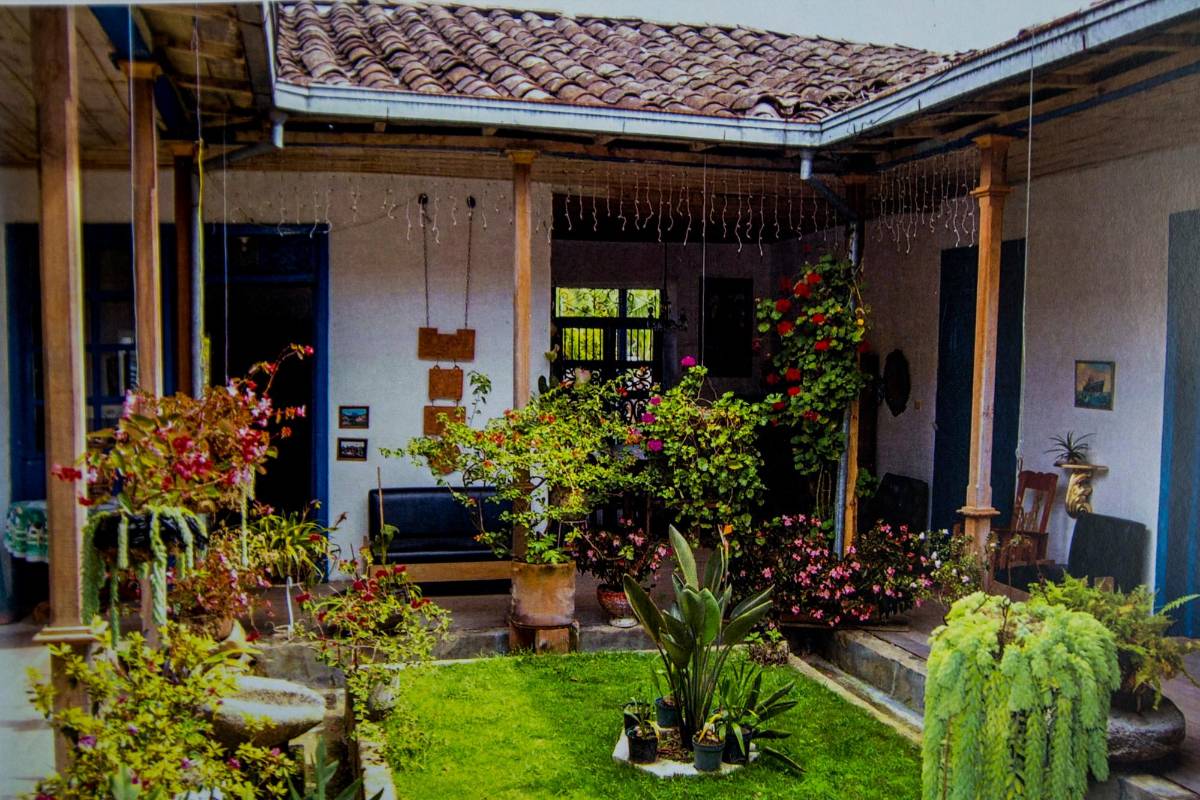 El contratista arruinó los valores arquitectónicos de esta casa de más de 200 años. Así era y así quedó. FOTO: JULIO CÉSAR HERRERA