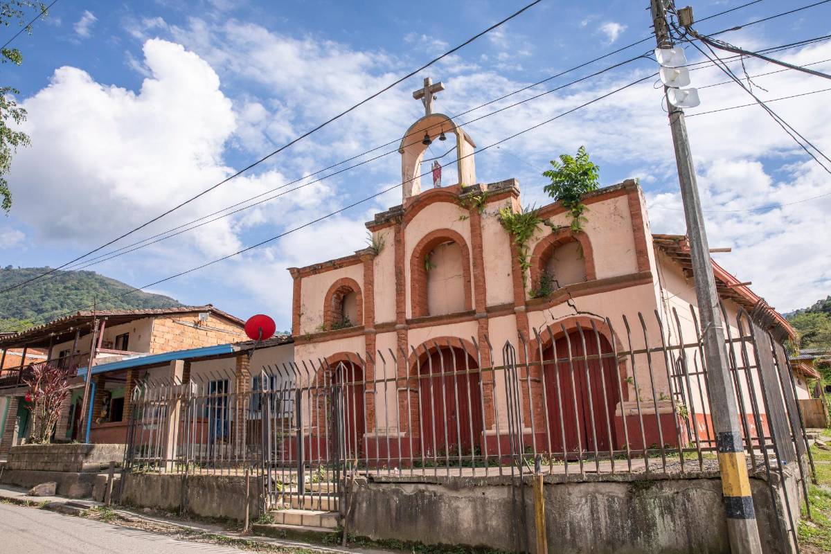 El casi centenario templo del corregimiento Los Palomos en Fredonia, testigo de como la fe y el progreso en Antioquia crecieron de la mano en el siglo pasado, le llegó su hora. Foto: Carlos Velásquez