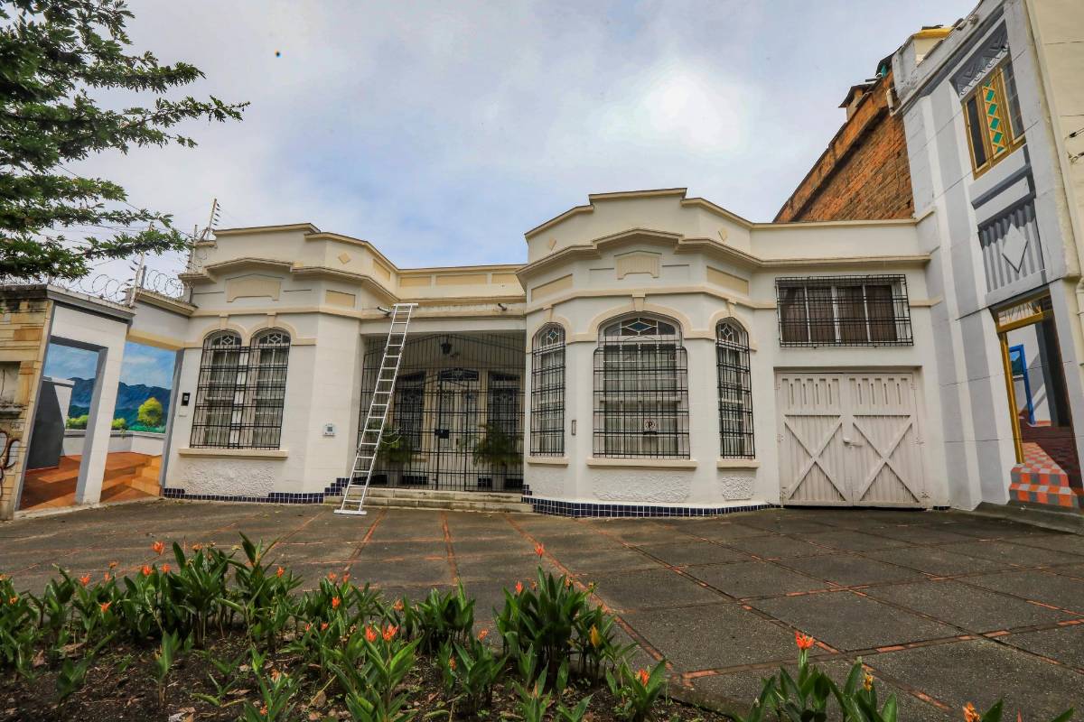Las intervenciones artísticas en Prado, incluyendo la pintada de fachadas y el trabajo social, buscan revivir la historia del barrio y su patrimonio arquitectónico. Foto: Esneyder Gutiérrez. 