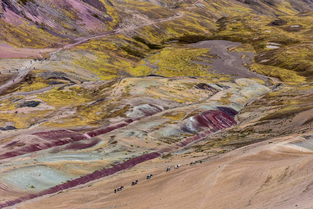 Teñida de varios colores producto de la combinación de minerales. Esta montaña tiene sus laderas y cumbres teñidas de diversos colores que incluyen el amarillo, rosado, verde, rojo, morado y otras más tonalidades. FOTOS GETTY