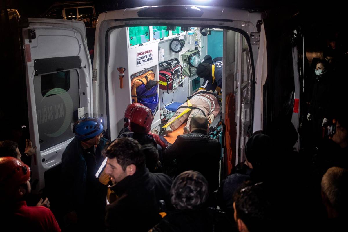 Los Cascos Blancos calificaron la situación como “desastrosa” y pidieron la ayuda humanitaria para atender a los locales. FOTO EFE 