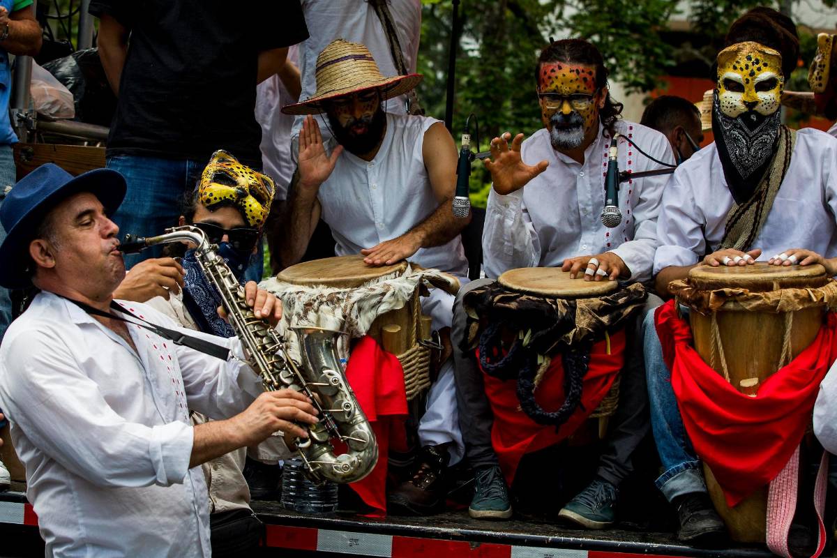 El colectivo musical “Músicos a las calles” (articulado al colectivo Artistas a las calles) dio inicio a su acto artístico previo a la movilización. Foto: Julio Cesar Herrera