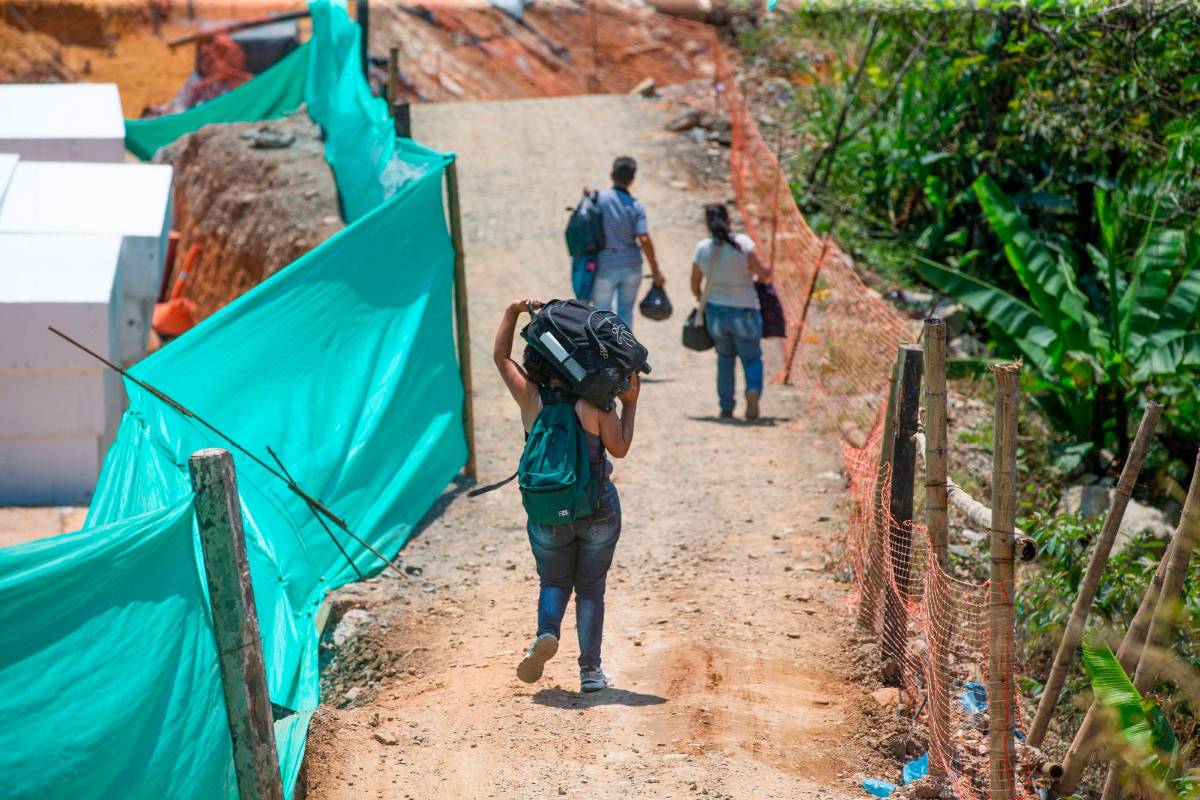 Los daños en la vía que conecta varios municipios de la región, ha generado afectaciones a nivel económico y social, pues hay comerciantes trabajando a pérdida. Foto: Esneyder Gutiérrez 