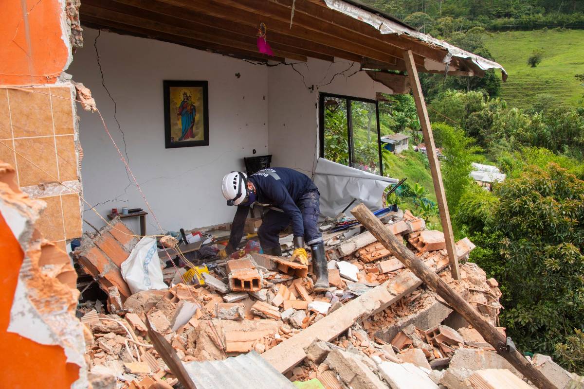 Gladys González Medina, comandante de Bomberos Caldas, confirmó a EL COLOMBIANO que solo el segundo y tercer piso de la estructura se vieron afectados por la falla de la estructural. Foto: Carlos Velásquez