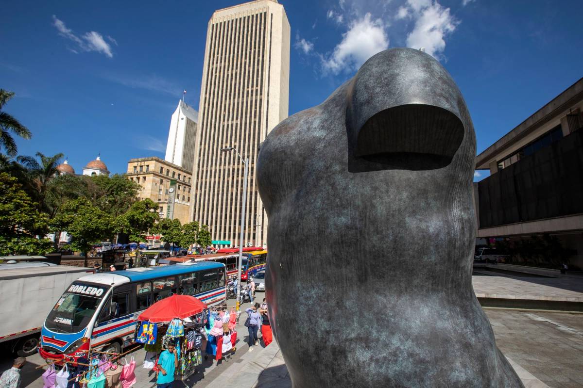 Torso de Mujer es el nombre de la escultura, pero se conoce por todos como La Gorda de Botero. Foto: Archivo El Colombiano.