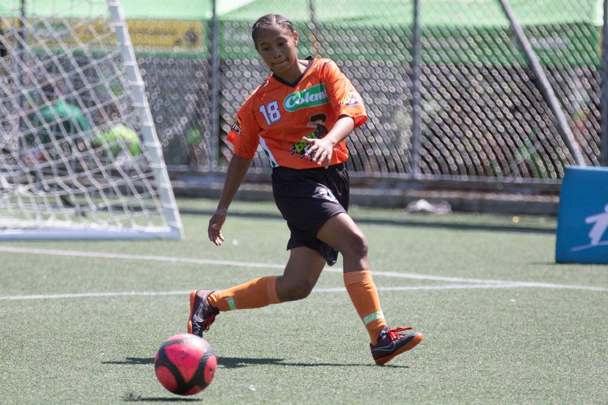 Sandra Milena Blanquicet Arquera que no le gusta tapar con guantes, hace parte del equipo IMDER de Necoclí. Foto : Edwin Bustamante