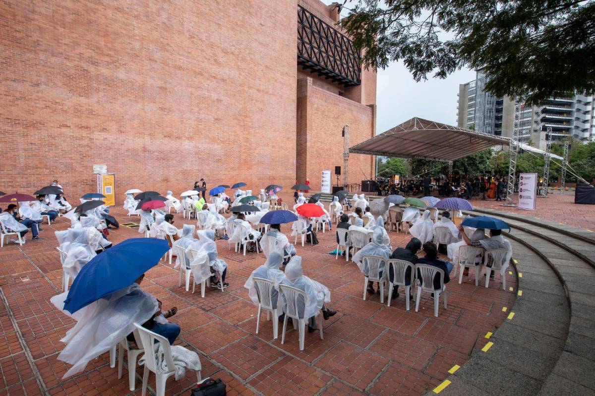 Ni la lluvia que amenazaba con caer paró las ganas de disfrutar el espectáculo. Foto: Edwin Bustamante
