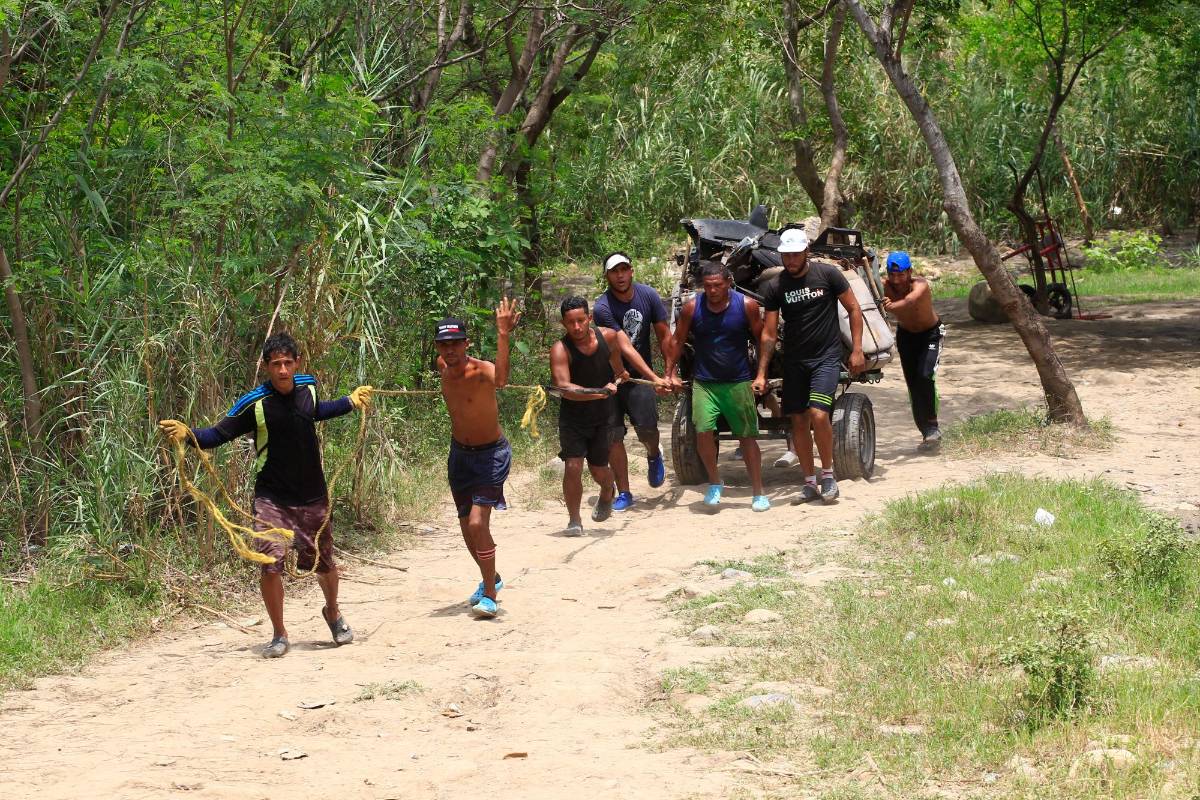 Trocheros llevan una carreta con chatarra desde Venezuela hacia Colombia. Cobran $60.000 por el paso de cada carga. Foto: Camilo Suárez