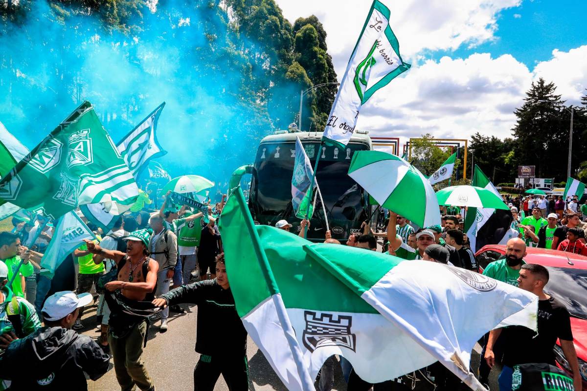 Los hinchas de Atlético Nacional acompañaron al equipo hasta el aeropuerto José María Córdova para despedirlo. Foto JAIME PÉREZ 