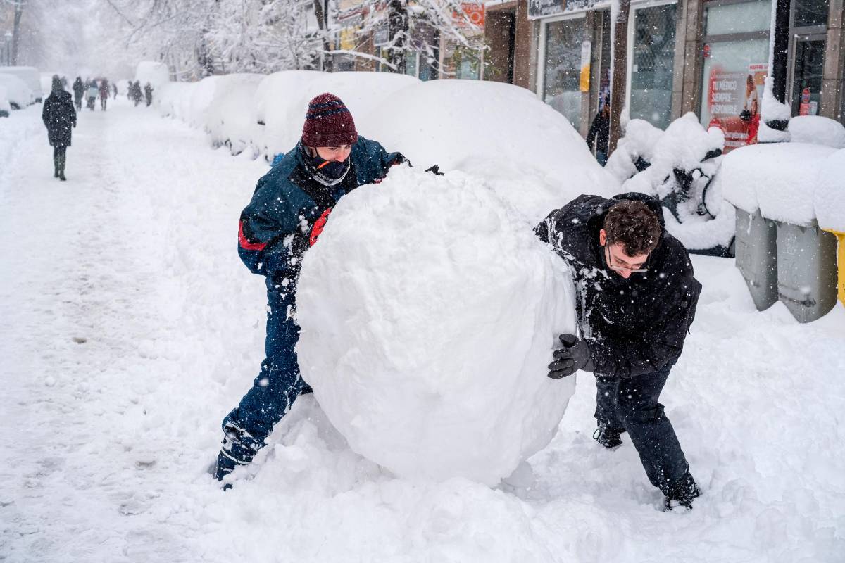 La ciudad de Madrid está colapsada por las fuertes nevadas y ciudadanos atrapados durante la noche en sus vehículos. Foto : Getty