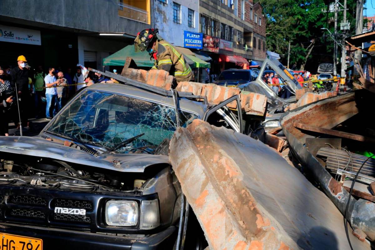 El colapso de la pared terminó afectando dos locales y varios daños, entre ellos dos vehículos particulares que quedaron en pérdida total. Foto : Juan Antonio Sánchez