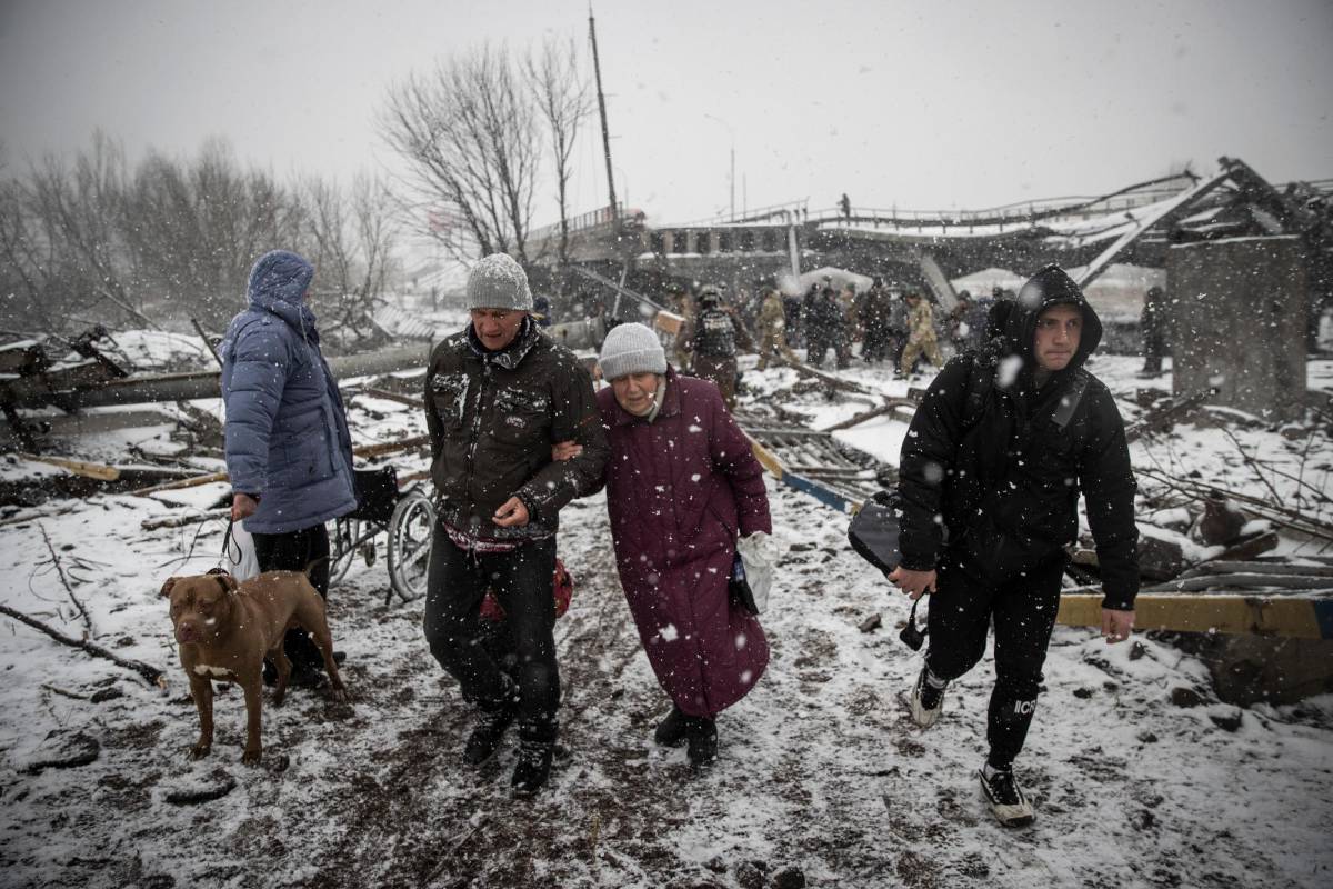 En medio del frío y la nieve los ucranianos tratan de salir del país. Foto Getty
