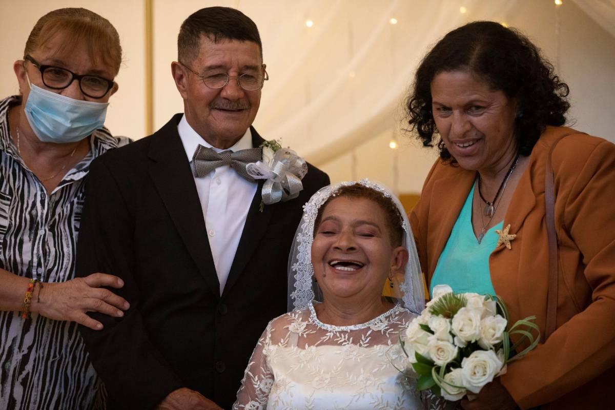 Ella con 72 años y Él con 62 años, edades en las que muchos consideran que ya es tarde para enamorarse, el amor los flechó hasta llevarlos al altar. Foto: Camilo Suárez.
