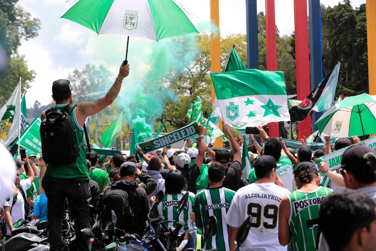 La cita era a las 12 del mediodía en la glorieta del José María Córdova, en el Oriente antioqueño, y muy puntuales llegaron decenas de aficionados que esperan que el equipo regrese con la estrella 17. Foto JAIME PÉREZ