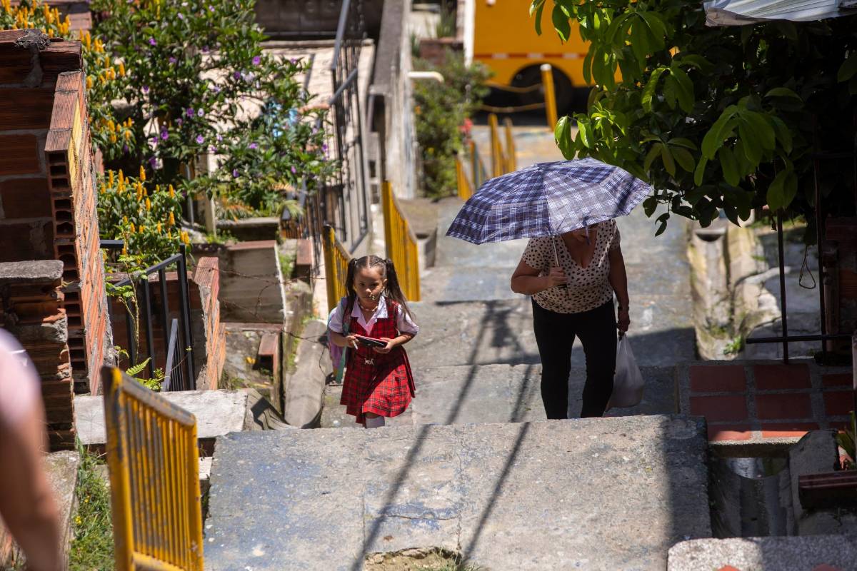 Por ser un valle encerrado entre montañas, muchos barrios de Medellín se construyeron sobre las laderas empinadas y sin mucha planificación urbana. FOTO: CARLOS VELÁSQUEZ