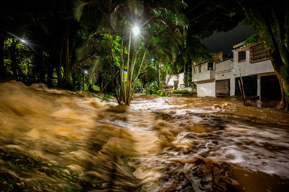 EPM informó por su parte que la tubería dañada corresponde a una conducción del sistema de acueducto de un diámetro de 36 pulgadas que transporta el agua potable proveniente de la planta de potabilización La Ayurá hacia gran parte del sur del Valle de Aburrá. Foto : Camilo Suárez Echeverry