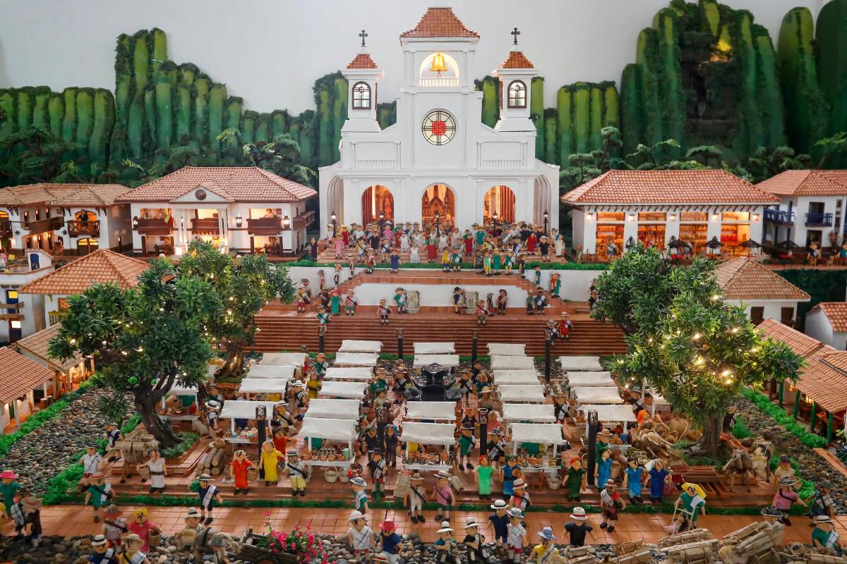 Las construcciones, ornamentos y figuras están dispuestas para reconstruir el paisaje arquitectónico de la mayoría de pueblos de Antioquia. Fotos Manuel Saldarriaga