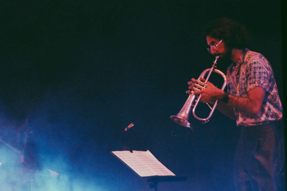  Óscar Marino trompetista antioqueño que tocó con el cantautor y su banda en el Pablo Tobón Uribe. Foto: Daniela R. Gómez Isaza