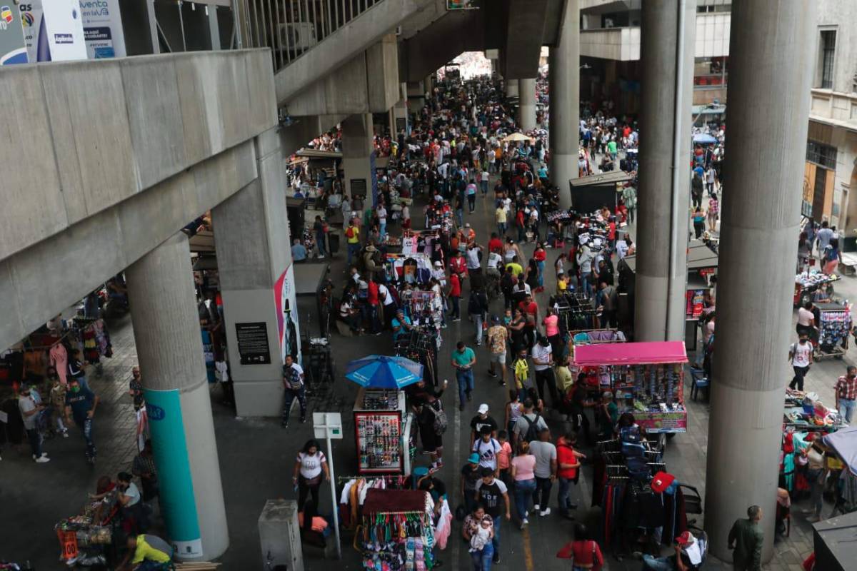 Bajo el metro estación parque Berrio. FOTO: Camilo Suarez