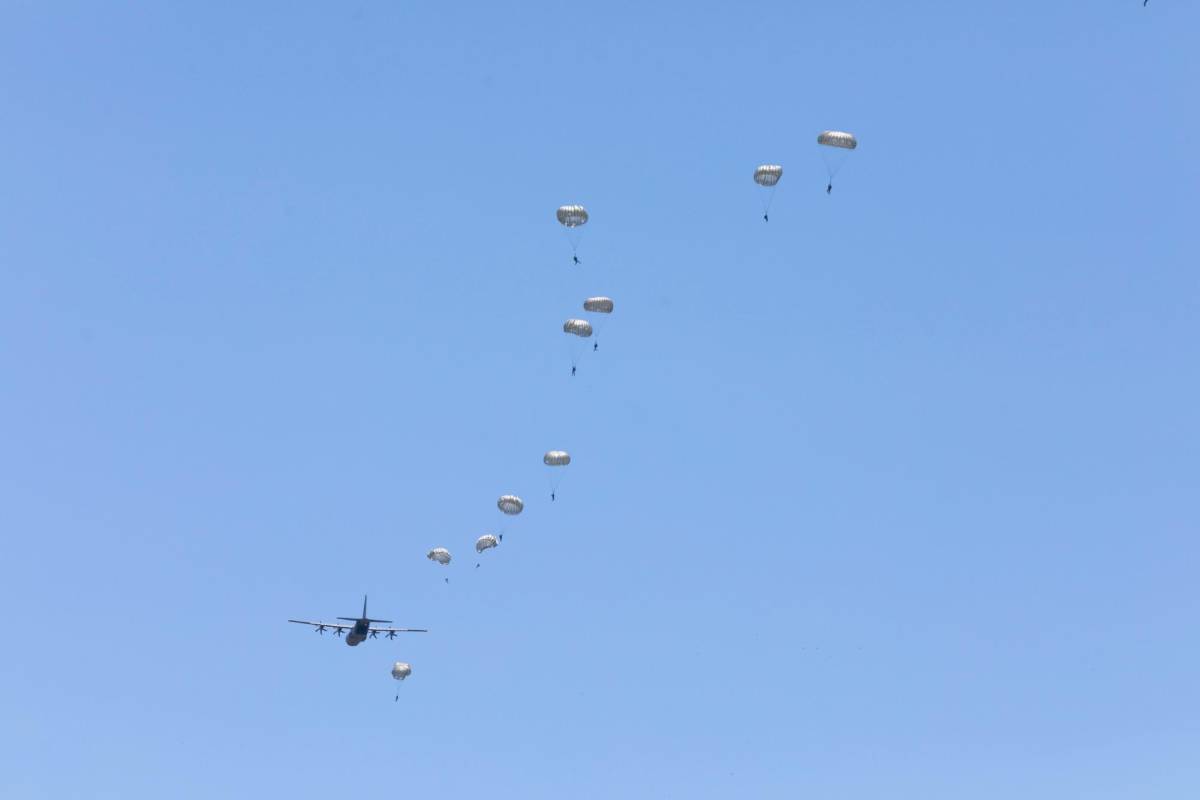 Desde el CC130J de la Real Fuerza Aérea de Canadá se ha realizado el lanzamiento de carga y paracaidistas que llegan a la zona a ayudar a manejar la emergencia. Foto: Edwin Bustamante
