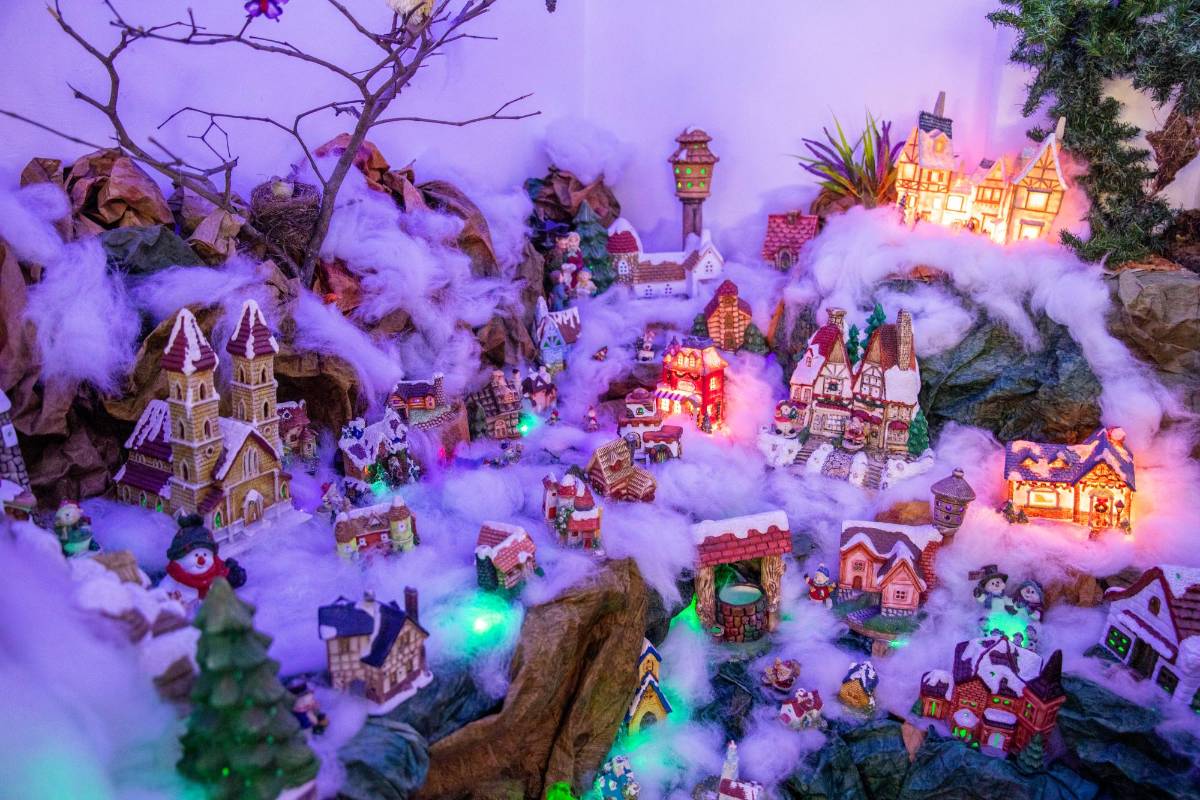 La villa nevada es una parte importante del pesebre de María Nidia y su hijo, que cada año es visitado por familiares y vecinos.