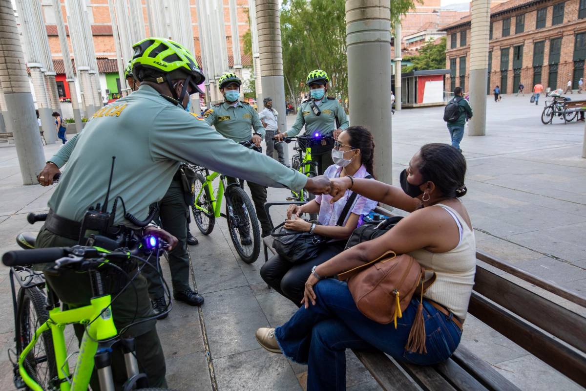 La estrategia busca acercarse a la comunidad y hacer una policía más humana. Foto: Edwin Bustamante