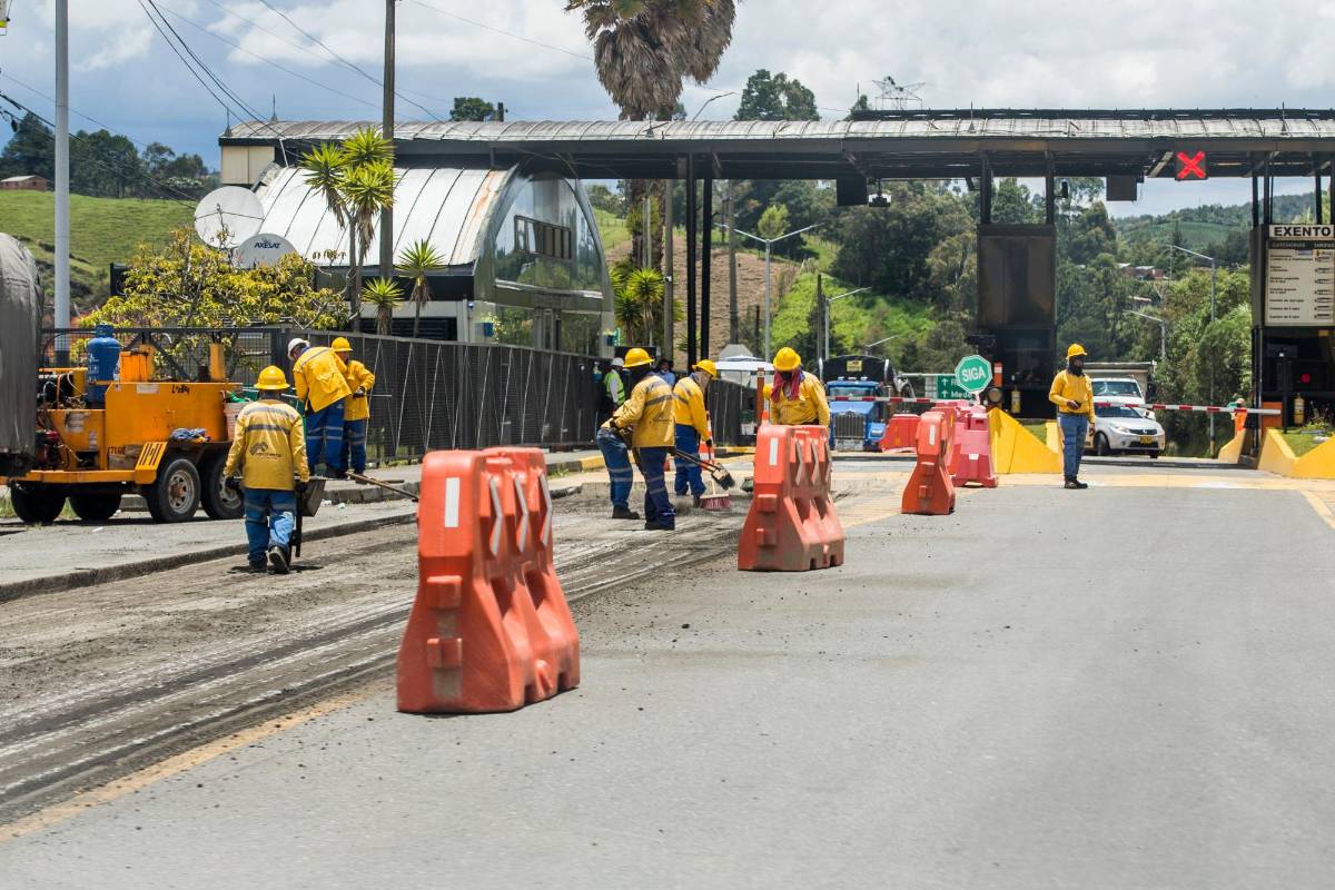 Los trabajadores públicos aprovecharon el poco tránsito para hacer algunos arreglos y reparcheo. FOTO: JULIO CÉSAR HERRERA
