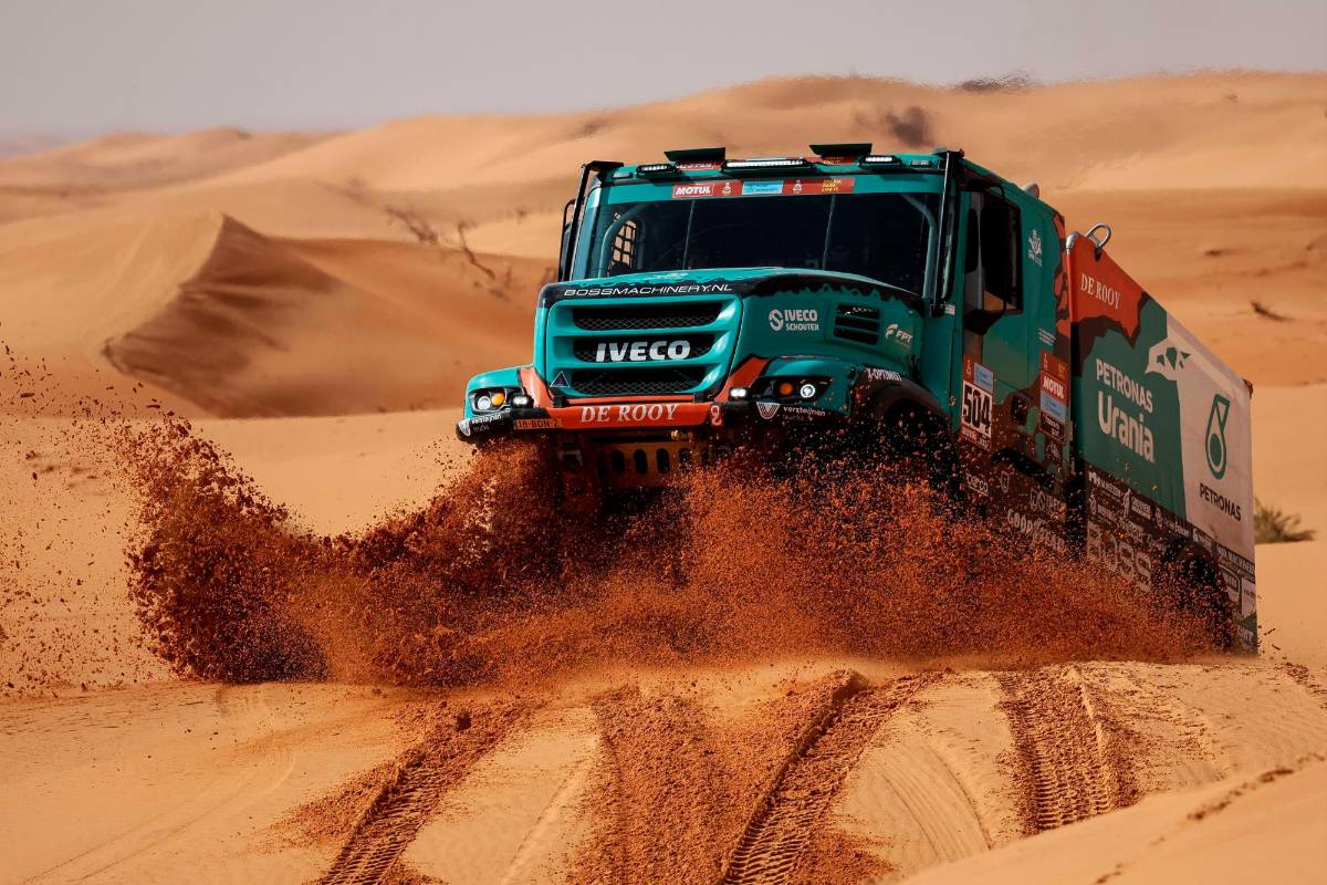 El piloto holandés Janus van Kasteren y su copiloto Marcel Snijders compiten en la segunda etapa del Dakar del Rally Dakar 2022 disputada entre Hail y Al Quaisumah (Arabia Saudita) este lunes. FOTO EFE