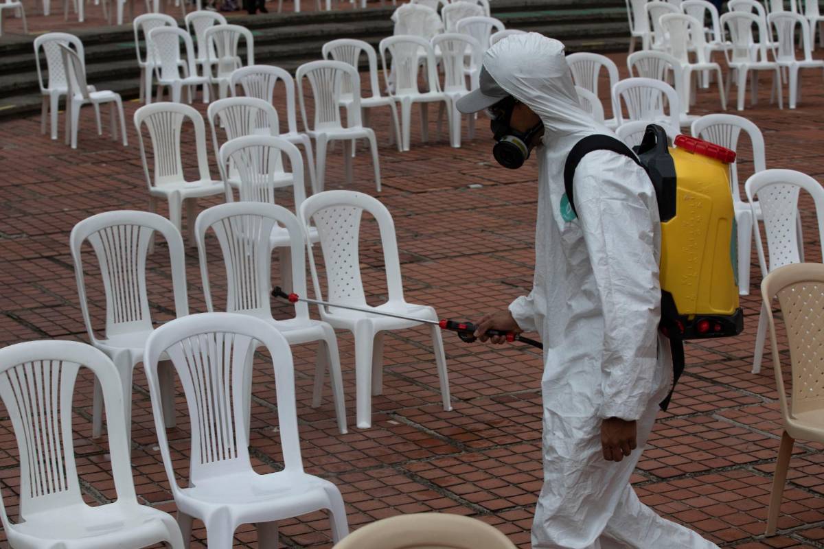 Una estricta desinfección al terminar la presentación, para así culminar con un todas las medidas de bioseguridad. Foto: Edwin Bustamante