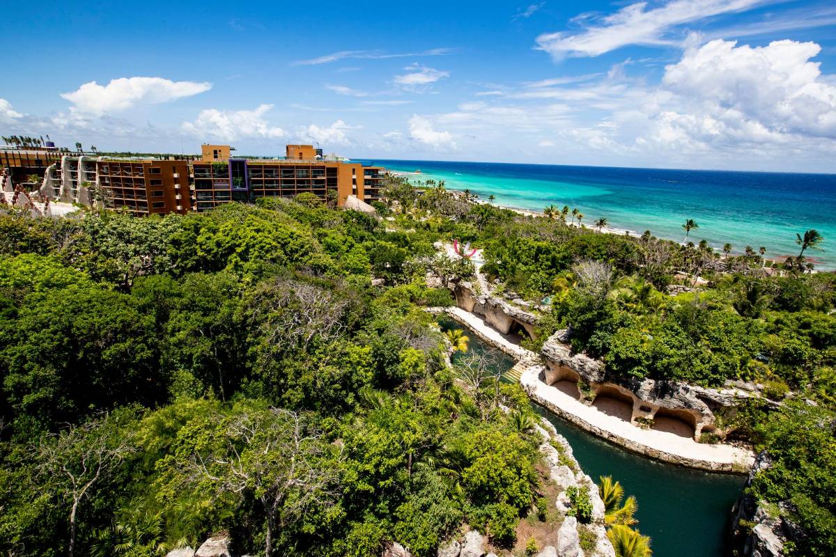 La arquitectura de este lujoso hotel en Playa del Carmen y sus 900 suites para adultos, resultan un homenaje a diversos artistas mexicanos. FOTO. Jaime Pérez