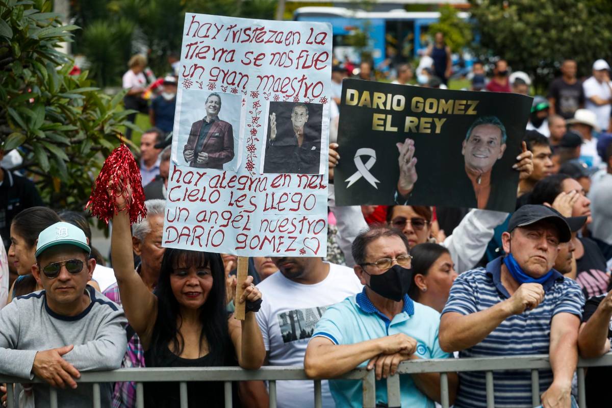 Con canciones, mensajes y afiches le dieron la despedida. FOTO: MANUEL SALDARRIAGA QUINTERO.