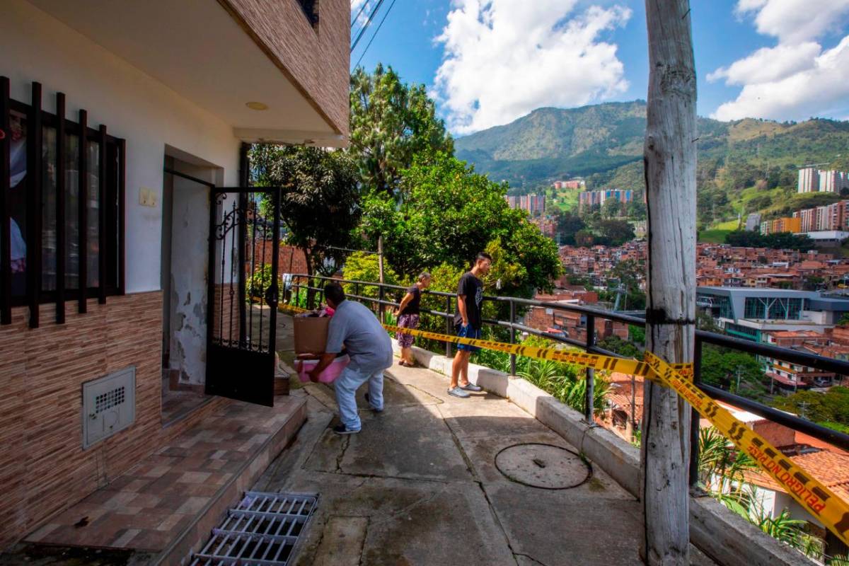 Tras el deslizamiento, las autoridades recibieron el reporte de la posible desaparición de una persona en el lugar de los hechos, por lo que los bomberos iniciaron las labores de búsqueda. Foto Carlos Velásquez 
