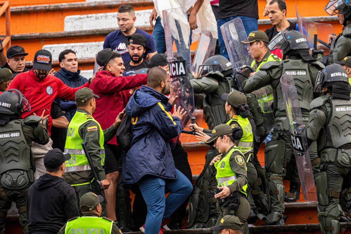 Al final del partido algunos agentes de Smad sacaron de una manera agresiva a hinchas que estaban en las graderías. Foto: Carlos Velásquez