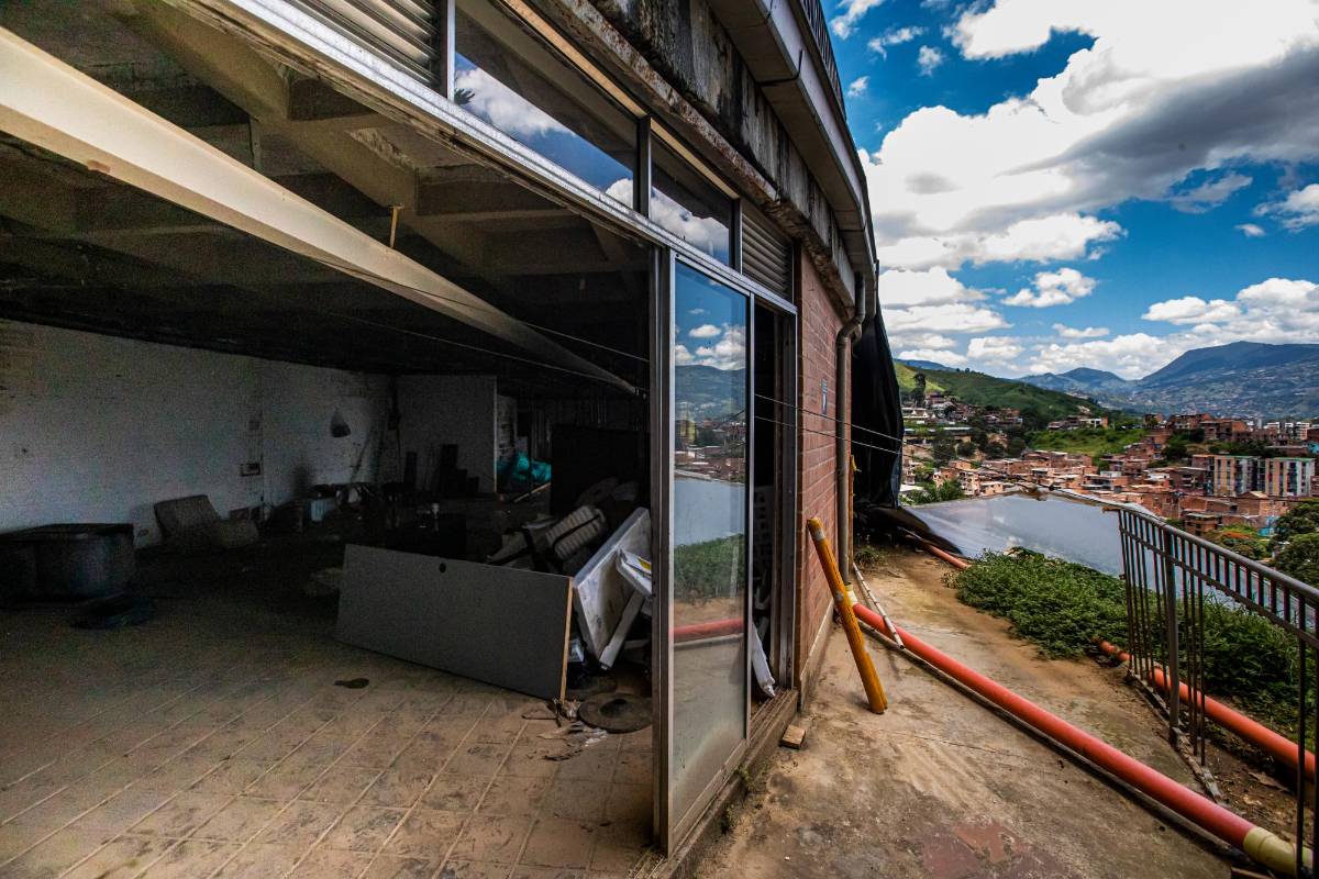El terreno donde se desmontó el muro de 130 toneladas por un deslizamiento luce tapado con plásticos, a la espera de obras de fondo. Foto: Carlos Velásquez