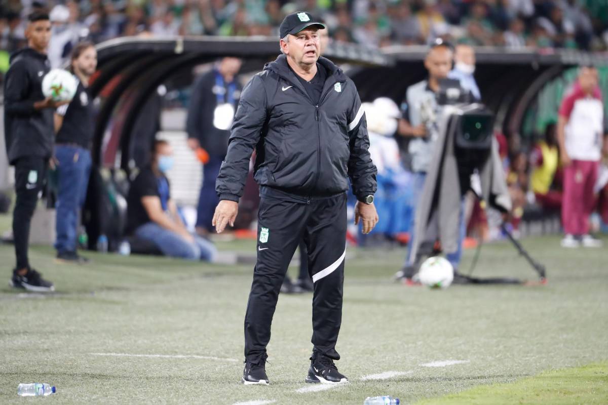 Antes de iniciar el partido, el presidente de Nacional, Emilio Gutiérrez, anunció que Hernán Darío el “Arriero” Herrera, se quedará en el banco verde. FOTO: MANUEL SALDARRIAGA QUINTERO