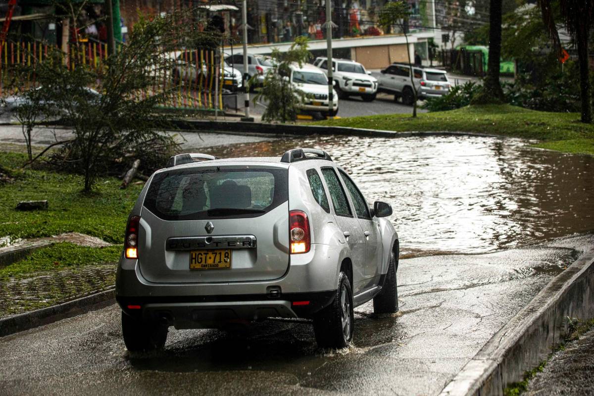 En El Poblado, en el sector de Los Balsos las lluvias inundaron algunas calles. Foto: Carlos Velásquez